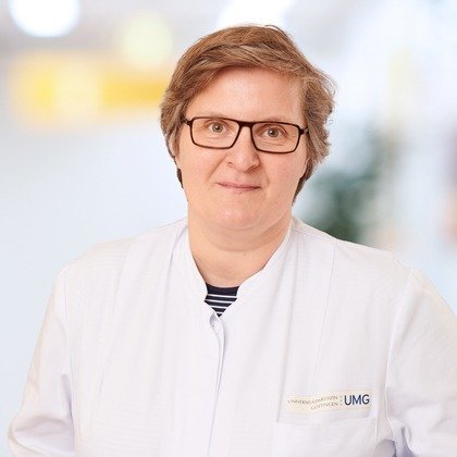 Die Ärztin Julie Schanz lehrt als Professorin an der Universitätsmedizin Göttingen (UMG) und leitet dort den hämatologischen Bereich des UMG-Labors. Sie ist zudem Präsidiumsmitglied der Deutschen Gesellschaft für Klinische Chemie und Laboratoriumsmedizin (DGKL). Credits: Julie Schanz/UMG
