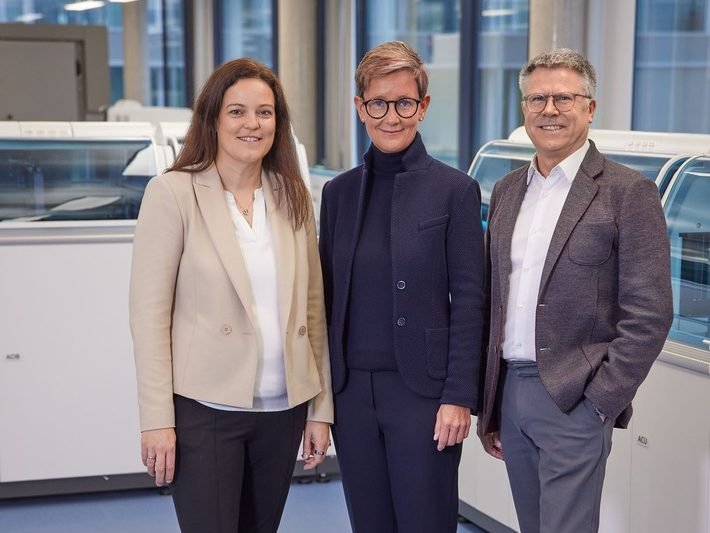 V.l.n.r.: Daniela Kahlert, Geschäftsführerin der Roche Diagnostics Deutschland GmbH, Dr. Claudia Fleischer, Geschäftsführerin der Roche Diagnostics GmbH und Prof. Dr. Hagen Pfundner, Vorstand der Roche Pharma AG, präsentieren gemeinsam die Jahresergebnisse 2023 für Roche in Deutschland. Foto: Roch