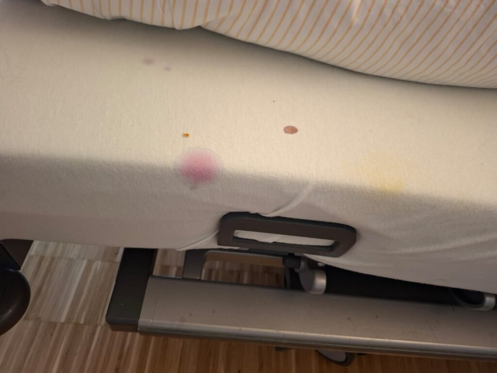 Dieses Bett wurde von einer OP am 7.11.2025 bis zur "blutigen Entlassung" am 12.11 auf Station 4 nicht frisch bezogen. Credits: LabNews Media LLC.